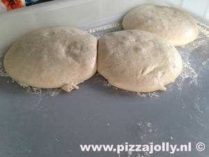 pizzabollen van PIZZAJOLLY zo maak je ze zelf! pizzabollen van PIZZAJOLLY zo maak je ze zelf!