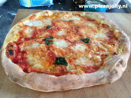 Pizza Margherita, tomaat, mozzaralla, basilicum. Altijd lekker!