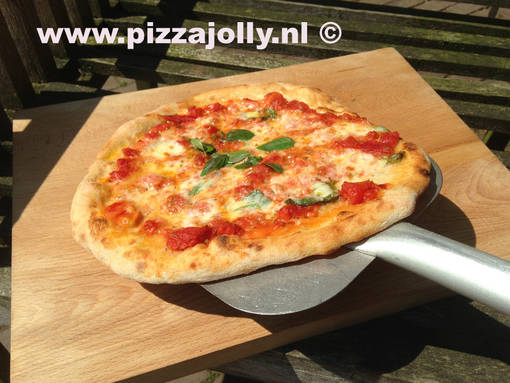 pizza uit de houtoven gemaakt van deegbol bewaard in de vriezer van PIZZAJOLLY pizzaovens pizza uit de houtoven gemaakt van deegbol bewaard in de vriezer van PIZZAJOLLY pizzaovens