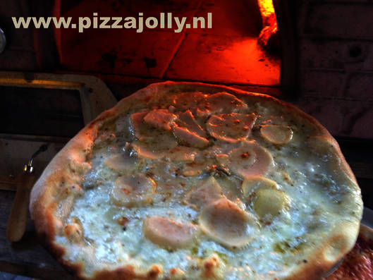 pizza met peer en gorgonzola uit de pizzaoven PIZZAJOLLY!