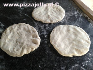 Maak de deegbollen eerst plat Tip van PIZZAJOLLY pizzaovens Maak de deegbollen eerst plat Tip van PIZZAJOLLY pizzaovens