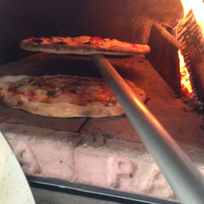 Pizza bakt, naast het hete houtvuur, in minder dan een minuut lekker krokant in de houtegstookte pizzaoven van PIZZAJOLLY! Pizza bakt, naast het hete houtvuur, in minder dan een minuut lekker krokant in de houtegstookte pizzaoven van PIZZAJOLLY!