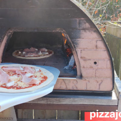 zo bak je twee grote pizza's in de pizzaoven van PIZZAJOLLY®  zo bak je twee grote pizza's in de pizzaoven van PIZZAJOLLY®