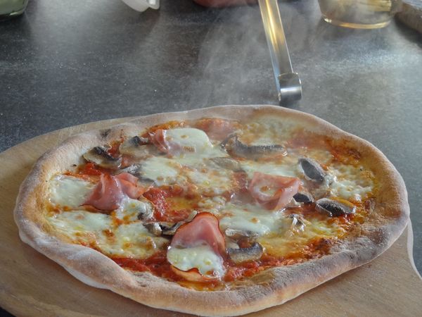 dampend versgebakken pizza uit pizzajolly pizzaoven dampend versgebakken pizza uit pizzajolly pizzaoven