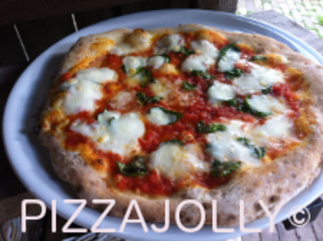 Een PIZZAJOLLY pizzaoven in de tuin Een PIZZAJOLLY pizzaoven in de tuin