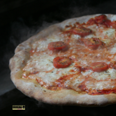 Dampend verse pizza uit de PIZZAJOLLY pizzaoven Dampend verse pizza uit de PIZZAJOLLY pizzaoven