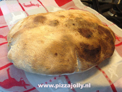 Zelf brood bakken in de PIZZAJOLLY pizzaoven Zelf brood bakken in de PIZZAJOLLY pizzaoven