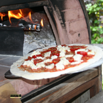 Zelfgemaakte pizza gaat de PIZZAJOLLY pizzaoven in! Zelfgemaakte pizza gaat de PIZZAJOLLY pizzaoven in!
